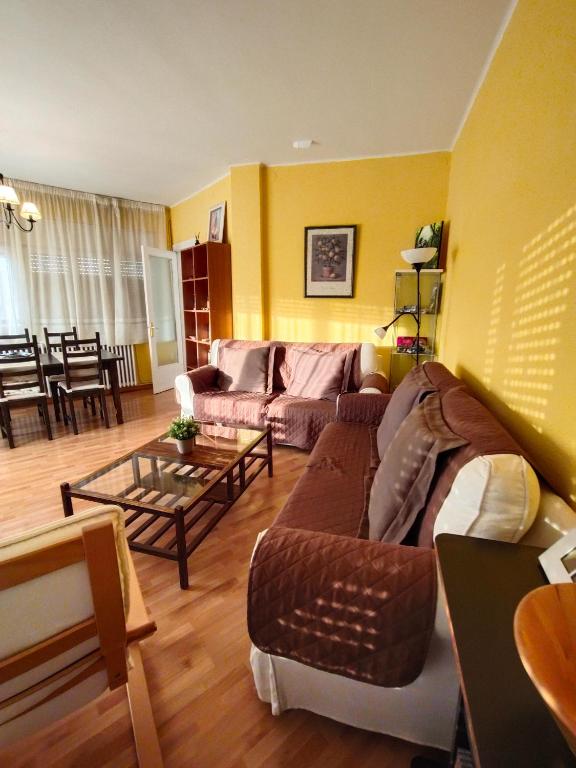 ein Wohnzimmer mit Sofa und Tisch in der Unterkunft L'Eixida in Tremp