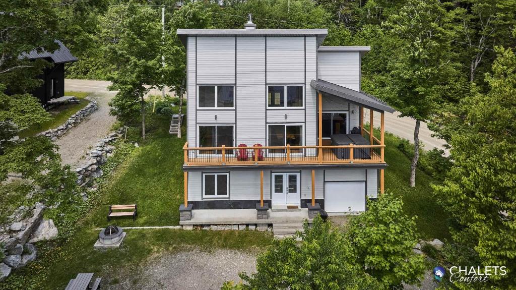 an aerial view of a house with a balcony at Chalet L'Ascension in Saint-Philémon