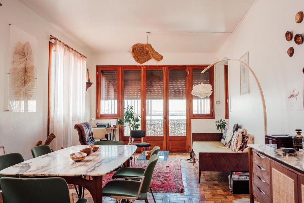 a living room with a table and chairs at La Maison du Marché in Saint-Pierre