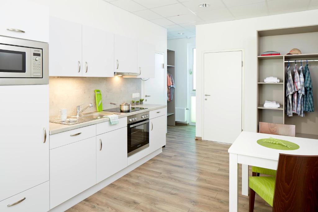 Kuchyň nebo kuchyňský kout v ubytování Good Rooms GmbH Guntramsdorf