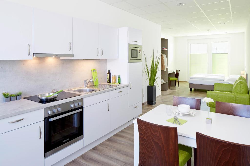 Kuchyň nebo kuchyňský kout v ubytování Good Rooms GmbH Guntramsdorf
