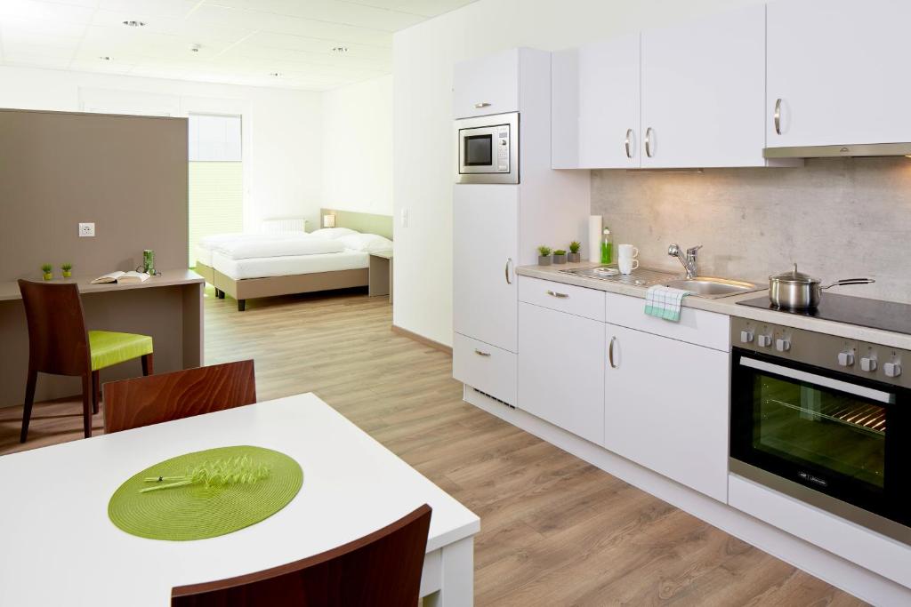 Kuchyň nebo kuchyňský kout v ubytování Good Rooms GmbH Guntramsdorf