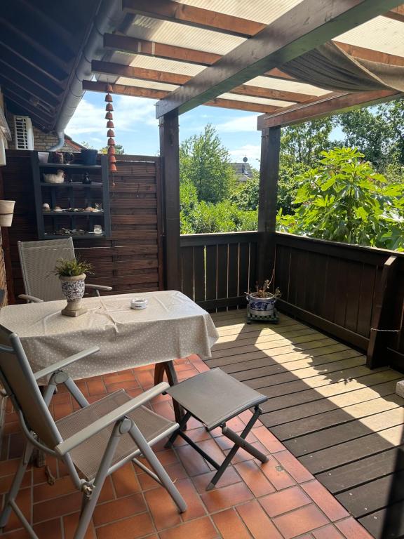 a patio with a table and chairs on a deck at Oase für Reisende & Geschäftsleute in Meerbusch
