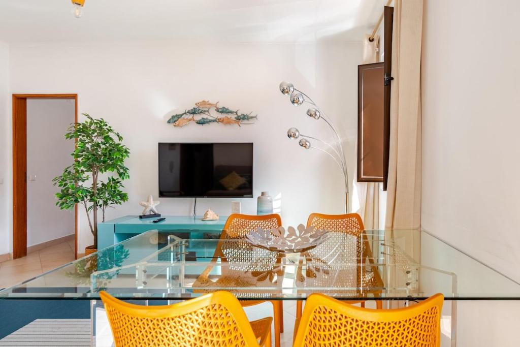 Rare 2 Suite Apt in the Historic Center - 110m to Beach