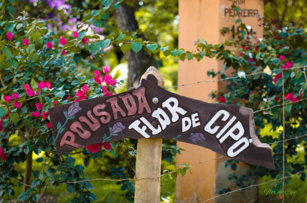 Una señal que dice que el día australia sea frío en Pousada Flor de Cipó, en Serra do Cipo