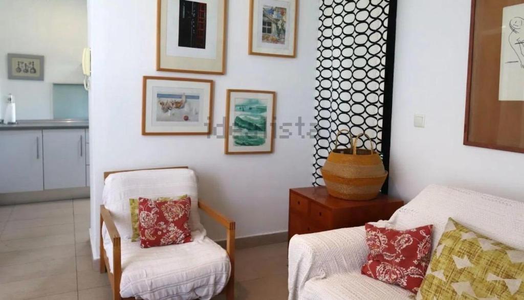 a living room with a couch and two chairs at Preciosa duplex en el Rompido in El Rompido