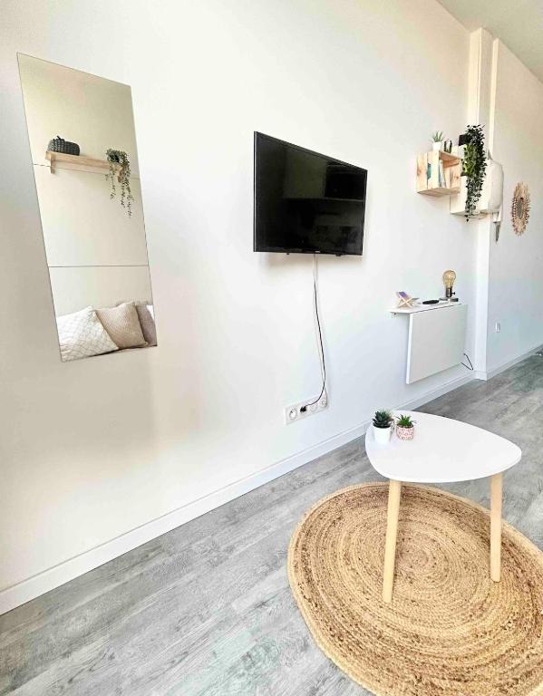 Cozy Bright Downtown Studio with Balcony & Wi-Fi