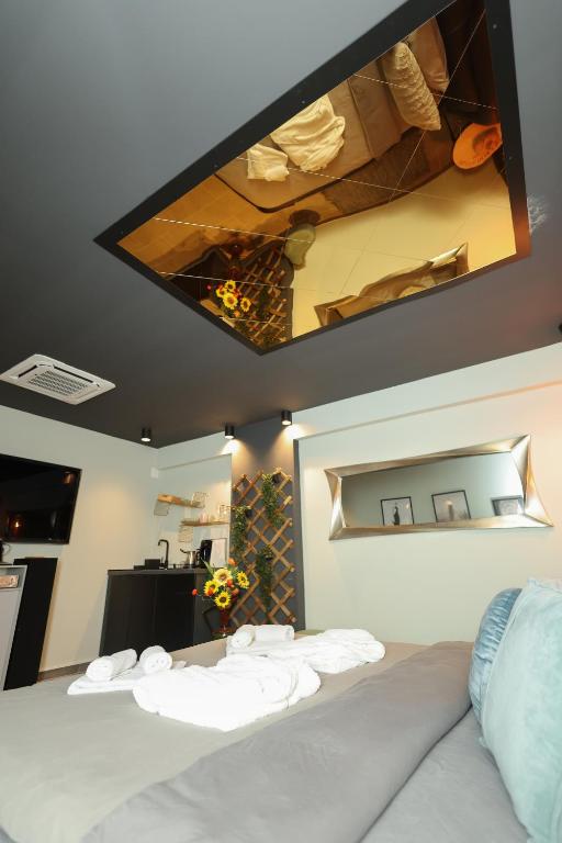 a room with a bed with towels on it at Apartman Spa Zelena dolina in Kragujevac