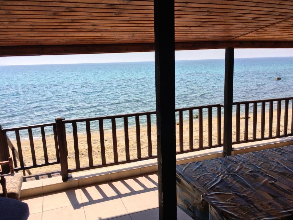 uma vista para o oceano a partir de uma varanda do resort em Sarakina Wooden House em Elaiokhórion