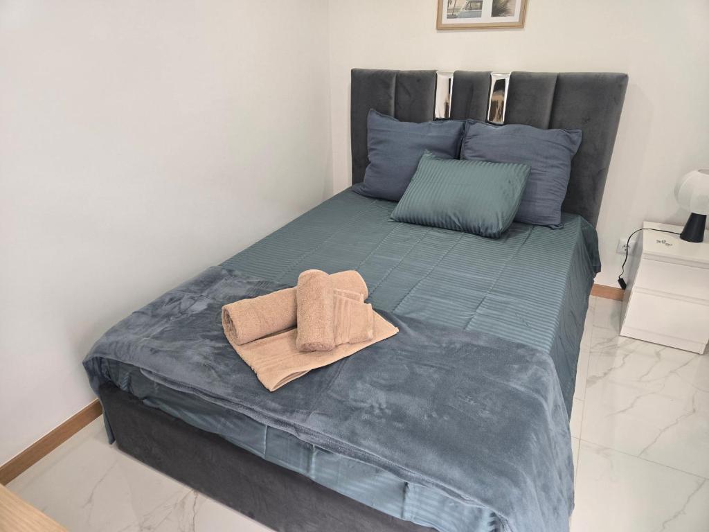 a bedroom with a bed with a towel on it at Boeing AL Q1 in Moreira