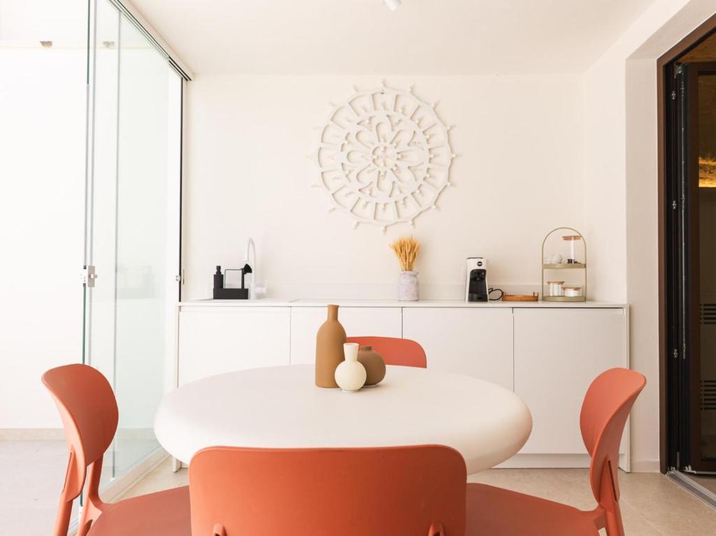 a white dining room with a white table and chairs at Casa Nacci Accoglienza di Lusso in Brindisi