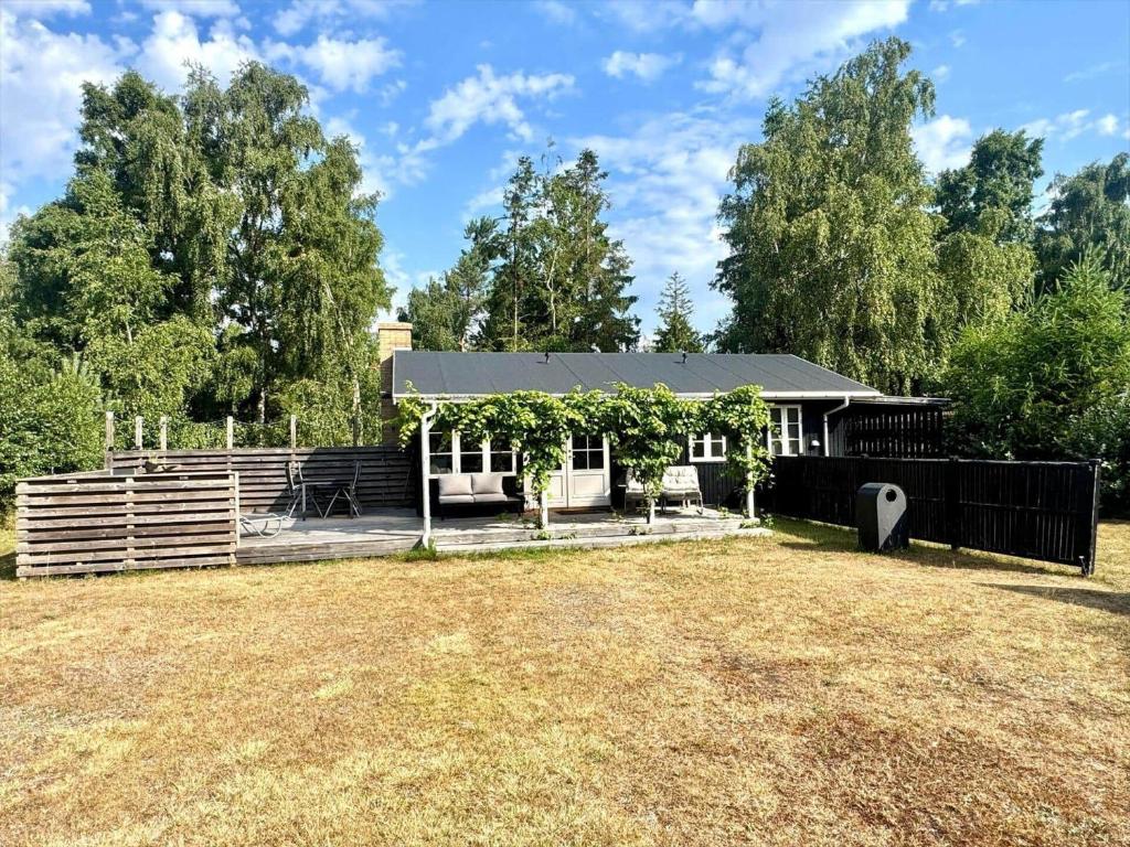 a house with a fence and a yard at M27-Vaeggerlose-Tornbladvej-14 in Bøtø By
