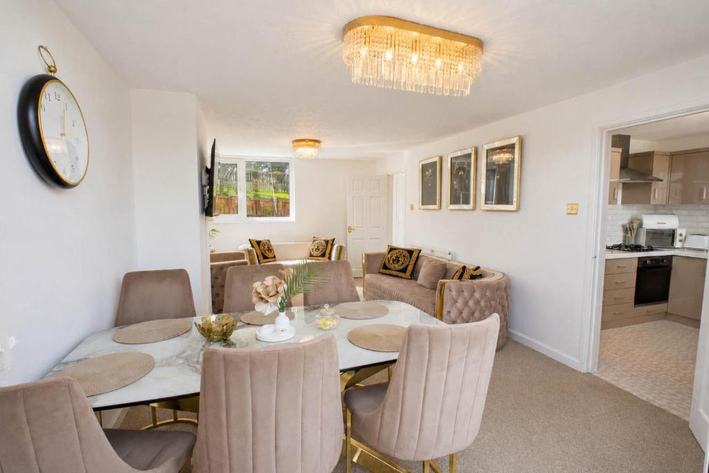 a dining room and living room with a table and chairs at Hill's View - 6 Sleeps - 10 minute walk to the town in Barnstaple