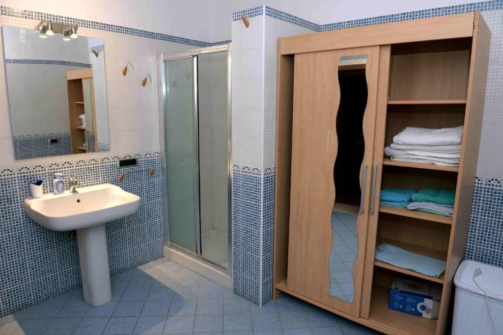 A bathroom at rita