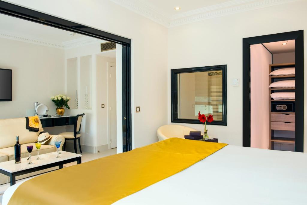 Postel nebo postele na pokoji v ubytování Hotel Aston La Scala