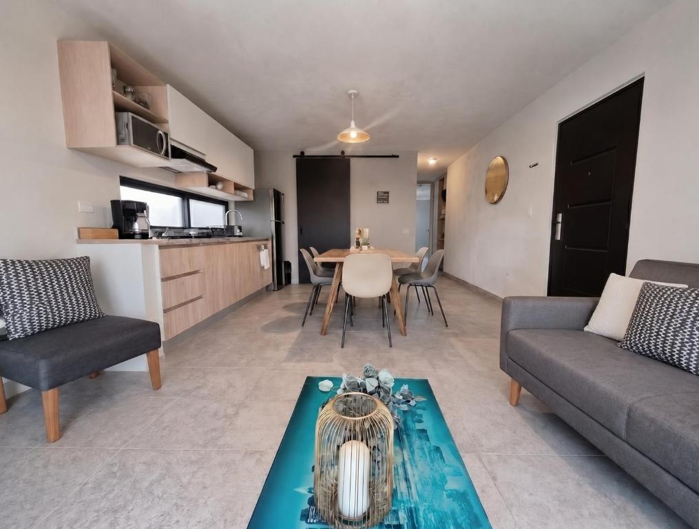 a living room with a couch and a table at Luminoso departamento cerca de bodas y jardines! in Atlixco