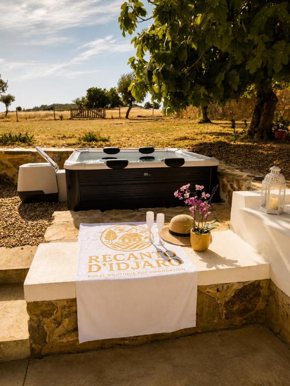 a table with a sign that says browns brewing drums at Recanto D Idjaro in Recanto