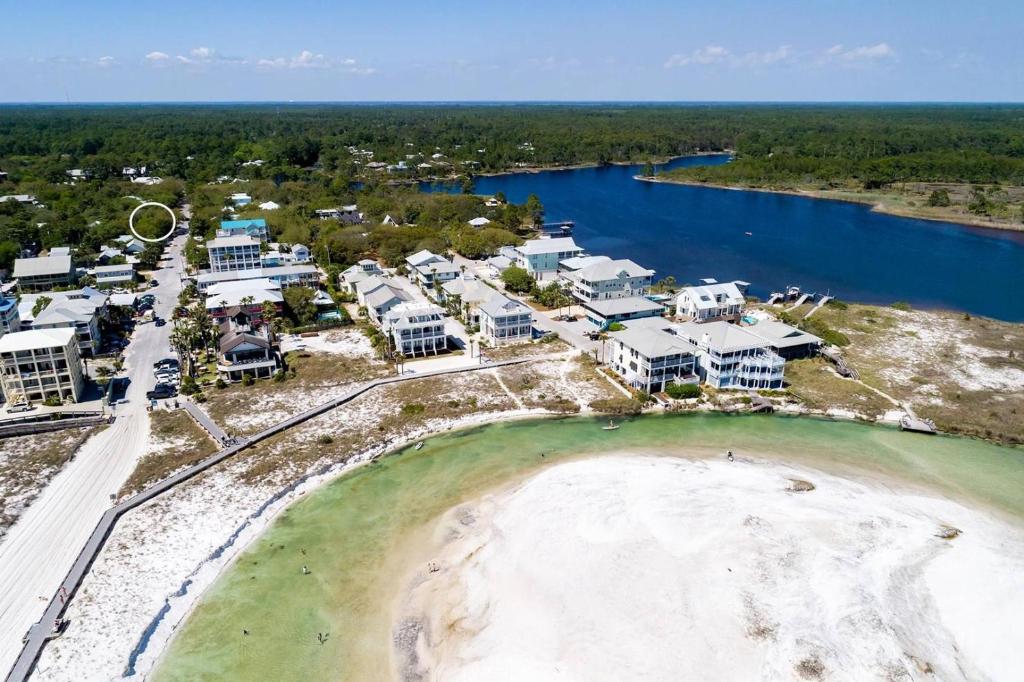 Luftaufnahme eines Ferienresorts am Strand in der Unterkunft Artless Sprite in Santa Rosa Beach