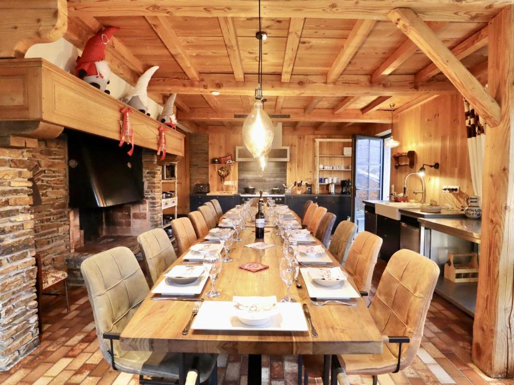 a large wooden table with chairs in a room at Léoras Cocoon in Membre
