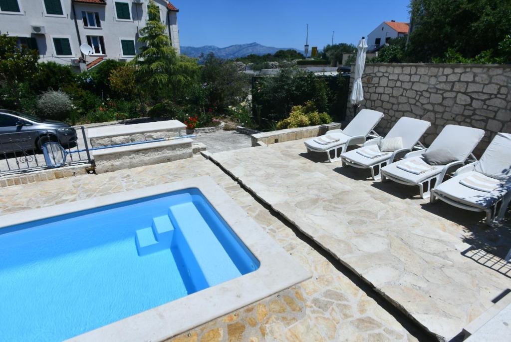 Seaside apartments with a swimming pool Supetar, Brac - 11360