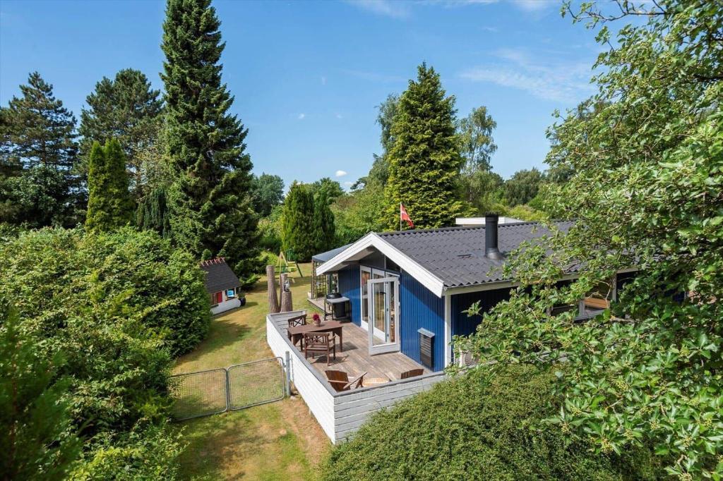 an overhead view of a blue house with a deck at 8159-Praesto-Vagtelvej-8 in Præstø