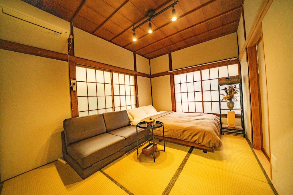 ACOE OKUBO I 2-Story Home in Shinjuku's Food Heaven Area