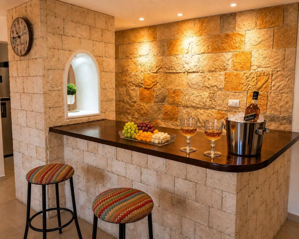 a kitchen with a counter with glasses of wine at Home 365 Mérida Comodidad, amplitud total, 3 recamaras, 2 baños 5 camas ideal familias Consulado Americano in Mérida