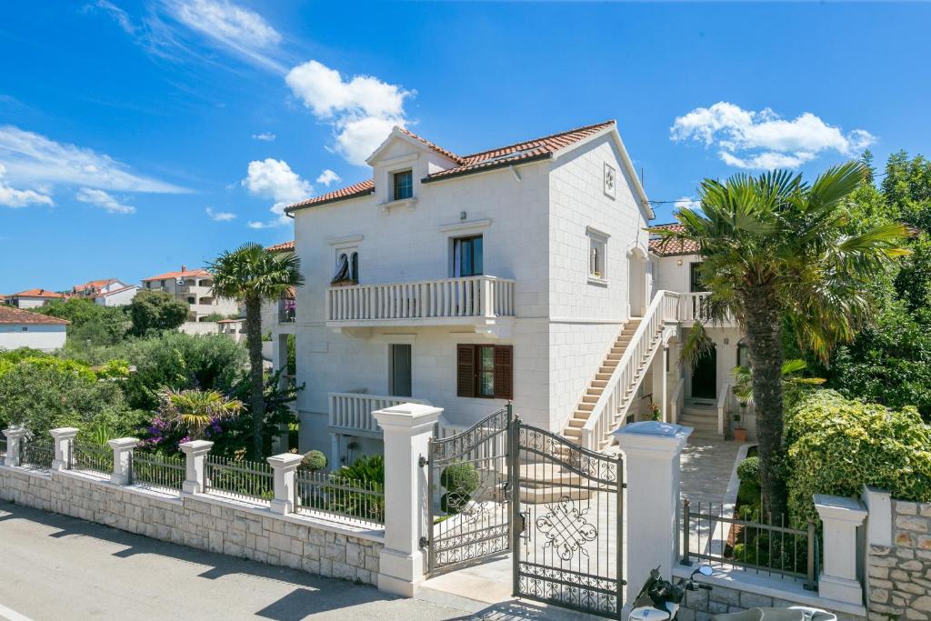 Apartments with parking space Supetar, Brac - 18307