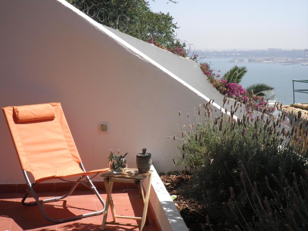 里斯本的住宿－卡斯特羅聖約格露台公寓，一张椅子坐在带桌子的庭院