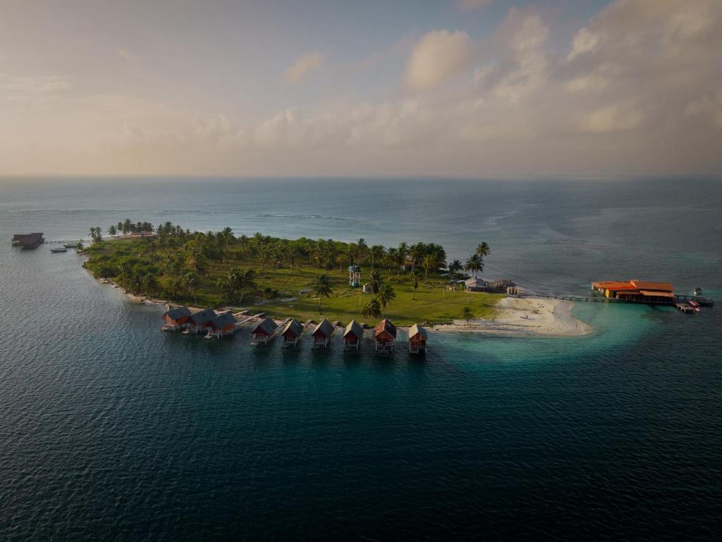 an island in the middle of the water at Cabañas Wailidub, San Blas in Ogobsitupo