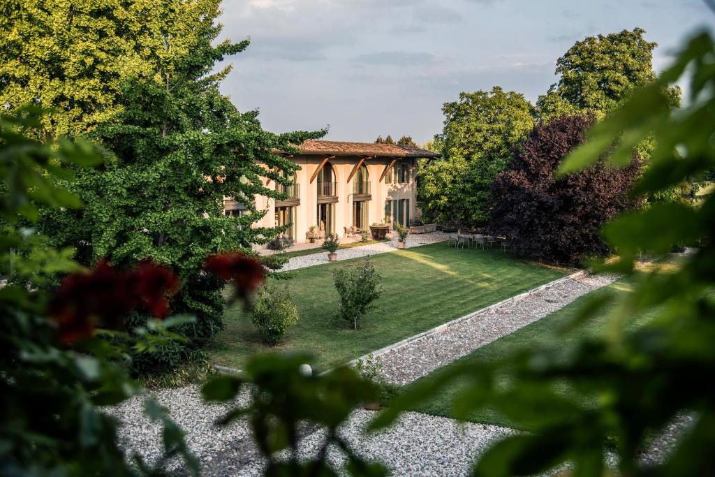 uma vista exterior de uma casa com um quintal em Agriturismo Corte Ruffoni em Zevio