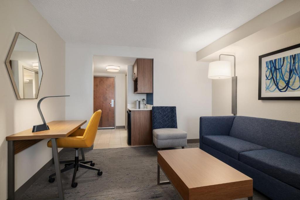 Holiday Inn Express Hotel & Suites Indianapolis Dtn-Conv Ctr, an IHG Hotel - 