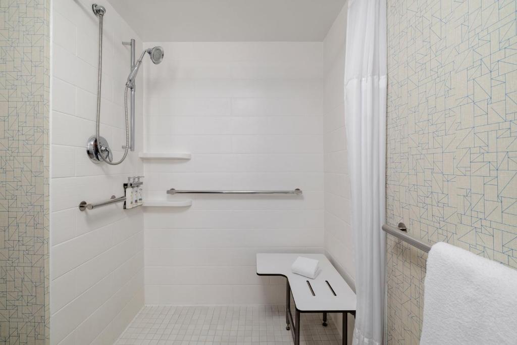 Holiday Inn Express Hotel & Suites Indianapolis Dtn-Conv Ctr, an IHG Hotel - 