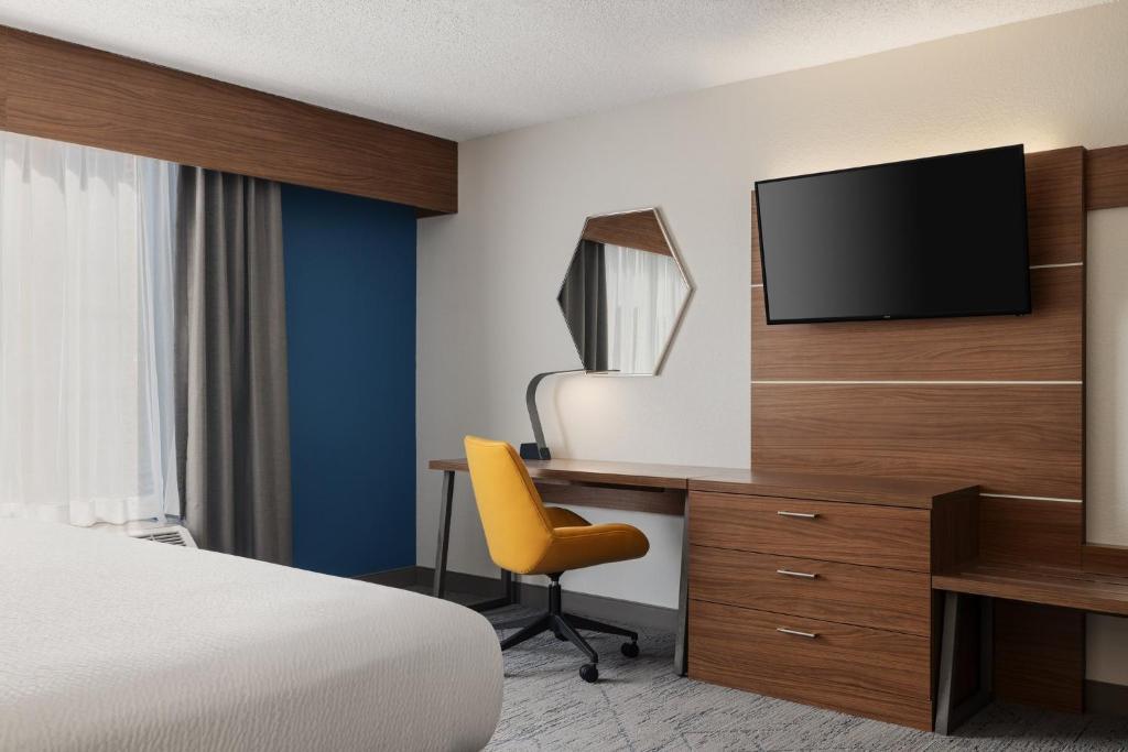 Holiday Inn Express Hotel & Suites Indianapolis Dtn-Conv Ctr, an IHG Hotel - 