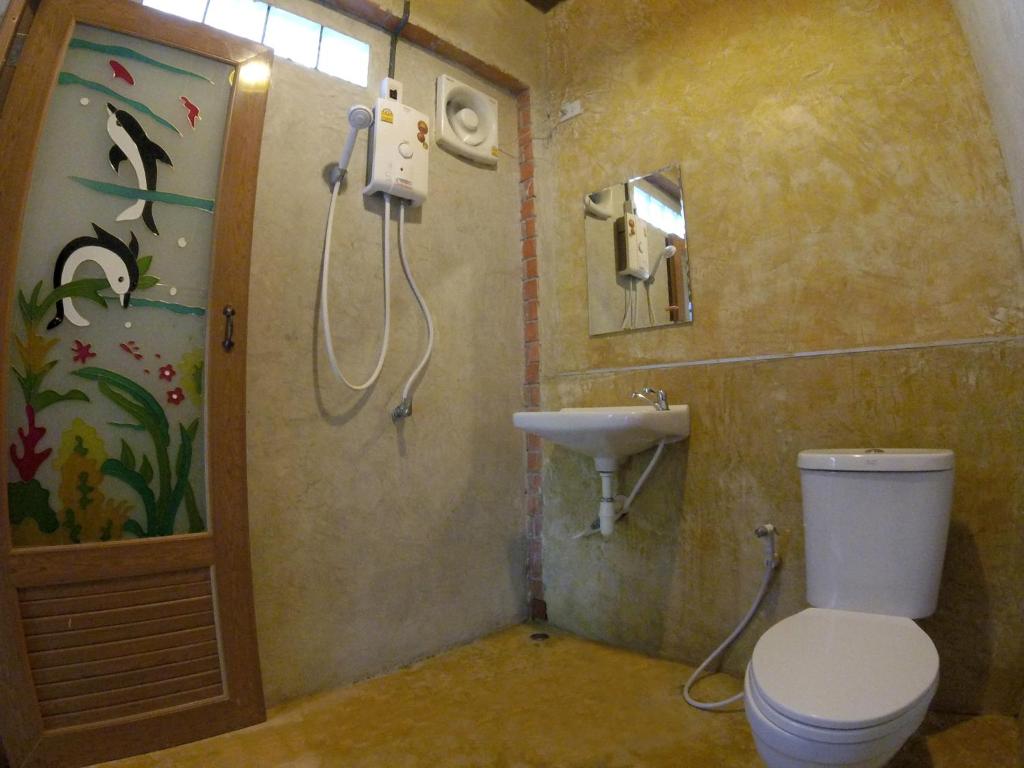La salle de bains est pourvue de toilettes et d'un lavabo. dans l'établissement Toffee House, à Nakhon Nayok