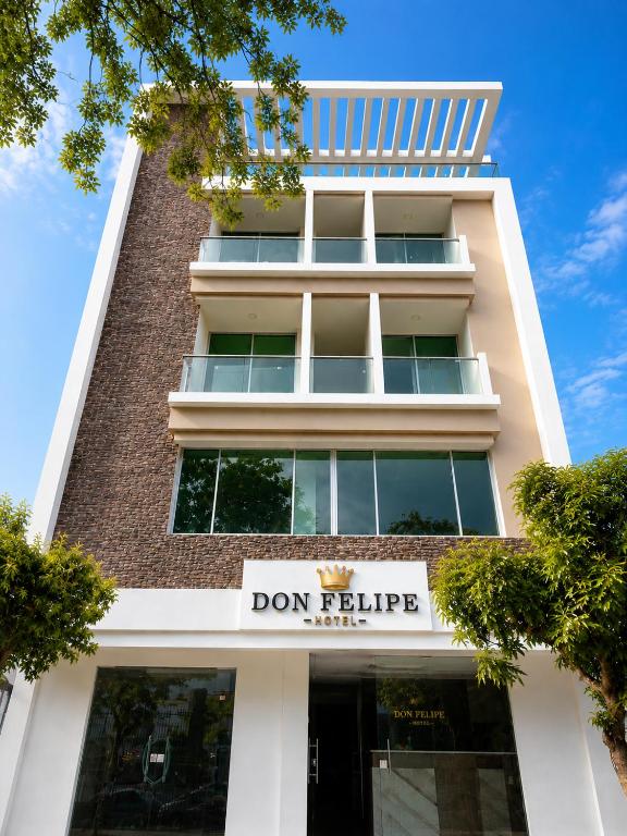 a building with a sign that reads dont rule at Hotel Don Felipe in Ríohacha