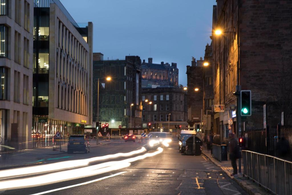 una calle de la ciudad por la noche con semáforos y edificios en Unite Students - The Bridge House - Fountainbridge, en Edimburgo