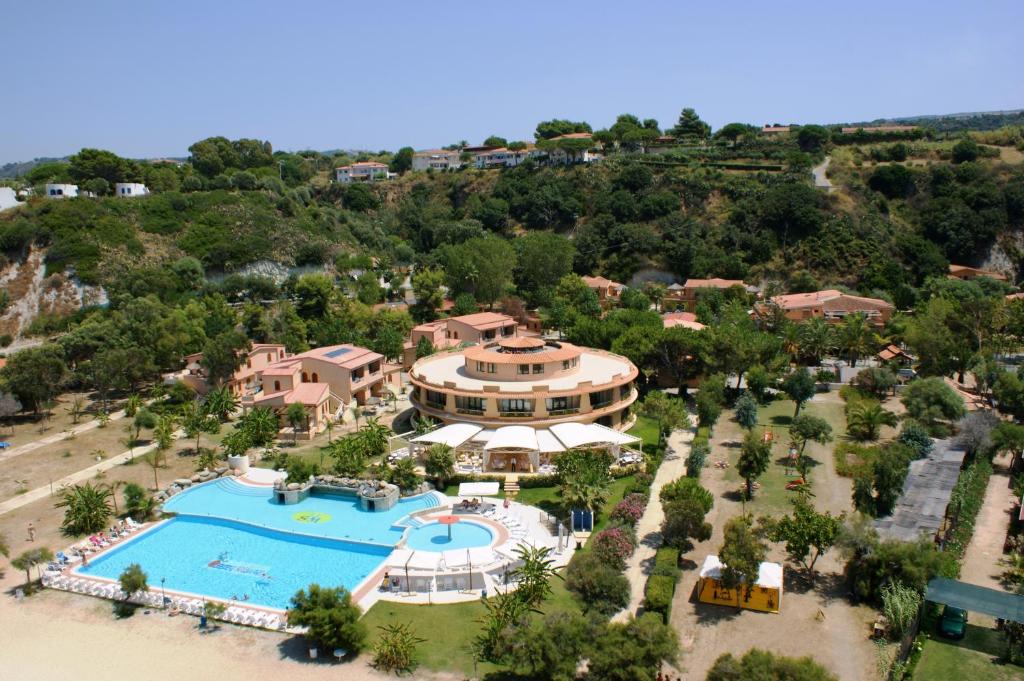 una vista aérea de un complejo con piscina en Solemare Club Village, en Capo Vaticano