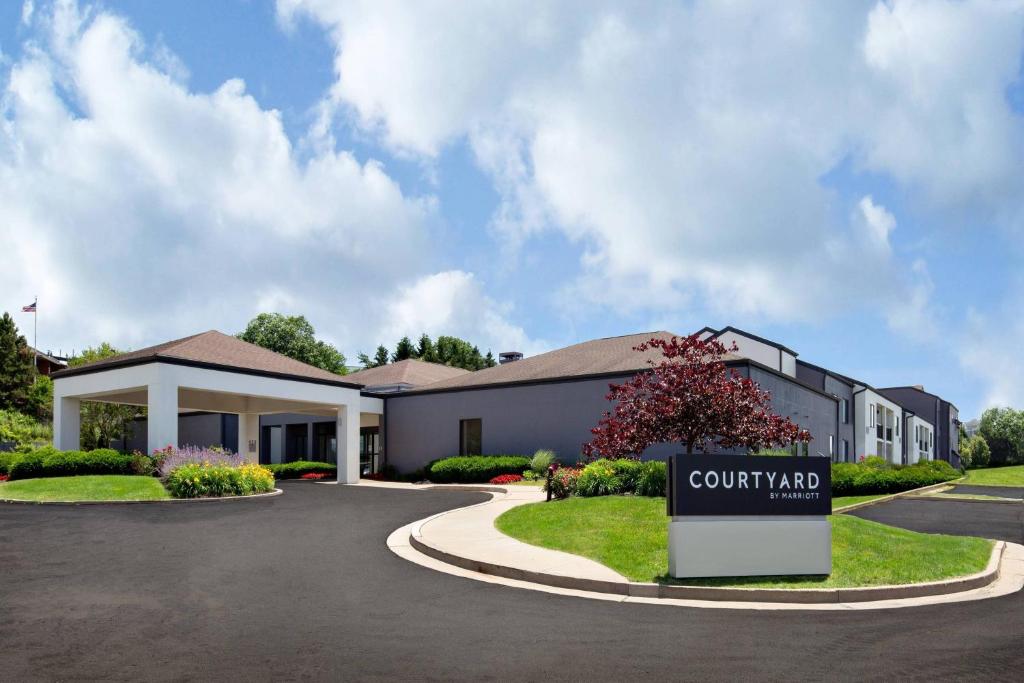 a building with a sign in front of it at Courtyard by Marriott Pittsburgh Airport in Coraopolis