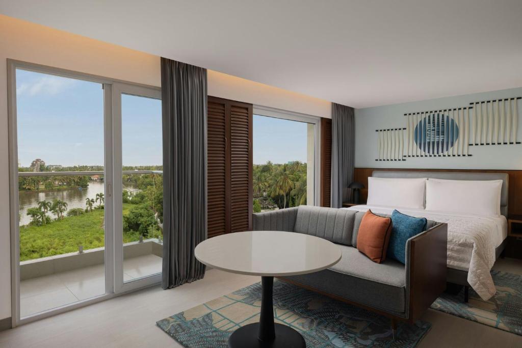 Le Meridien Kochi - Deluxe King Backwater Island Met Balkon