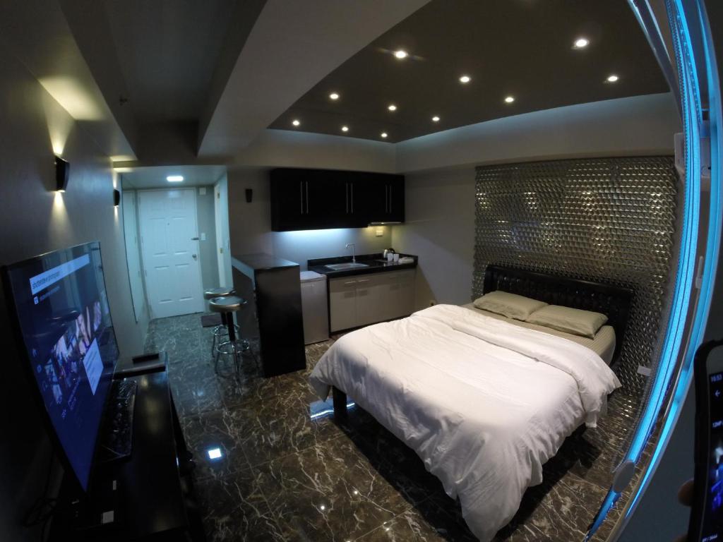 Burgundy McKinley Place Service Apartment - 精品室2009