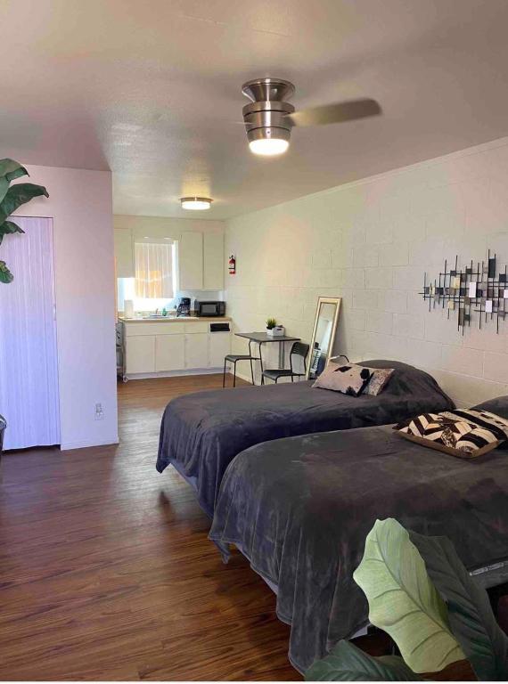 ein großes Schlafzimmer mit zwei Betten und eine Küche in der Unterkunft Oasis in Phoenix