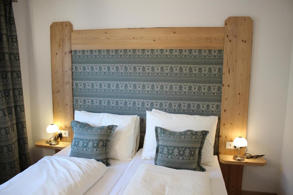 ツァムスにあるApart Silberspitzeのベッドルーム1室(木製ヘッドボード付きのベッド1台付)