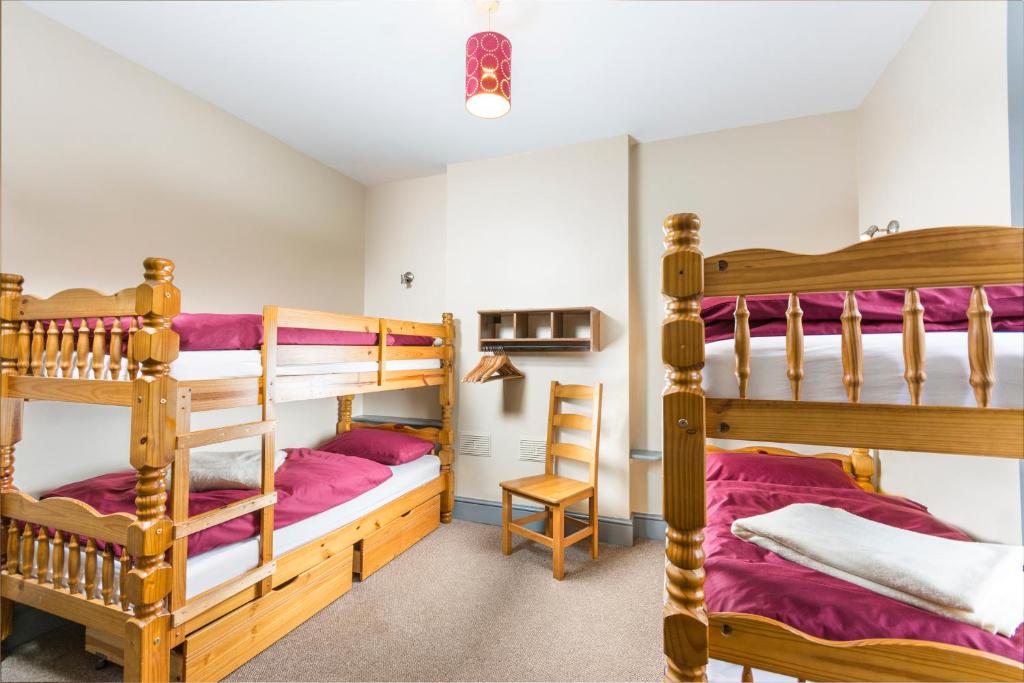 Postel nebo postele na pokoji v ubytování Llangollen Hostel Guest Rooms - NO Dormitories - Self Catering