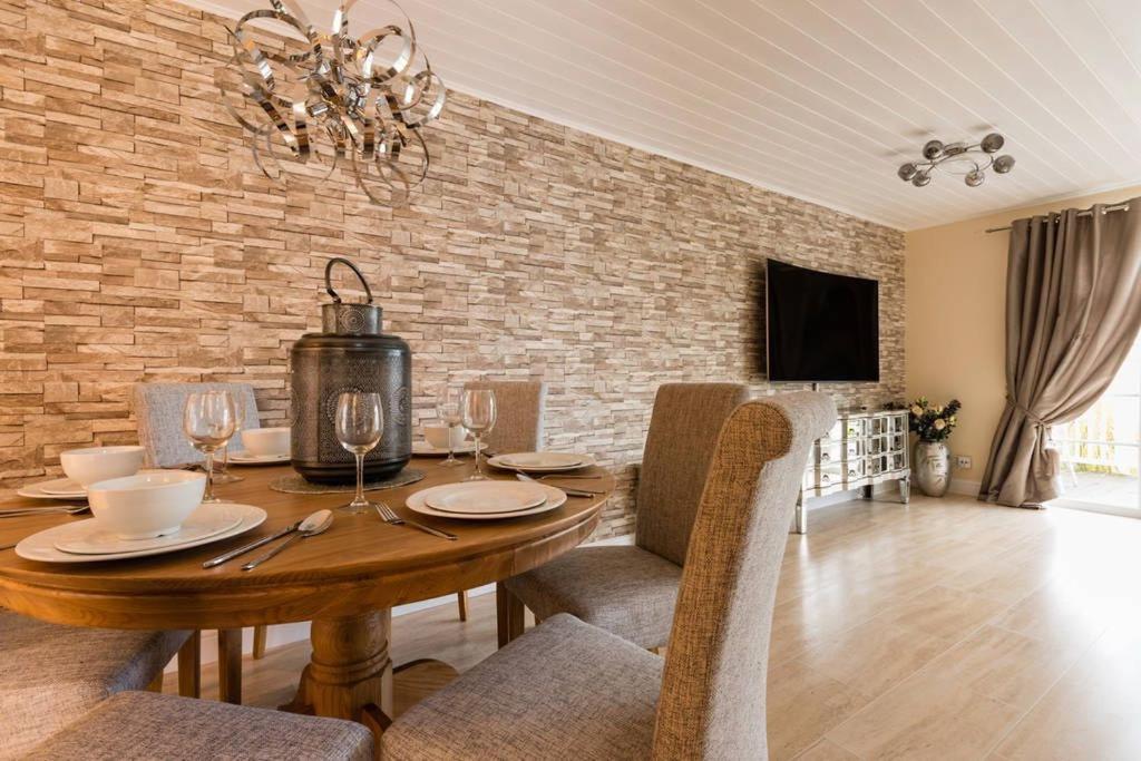 Luxury 3 Bed Home by the Lake photo photo 5