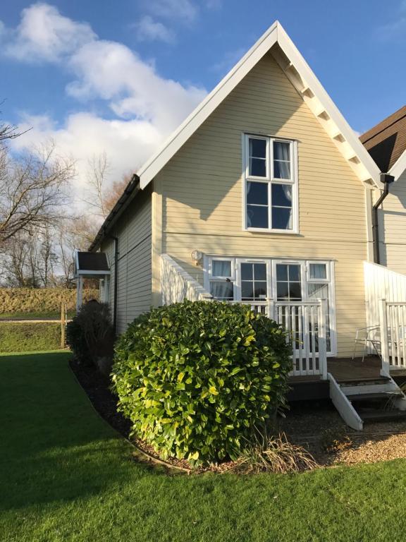 Luxury 3 Bed Home by the Lake photo photo 6