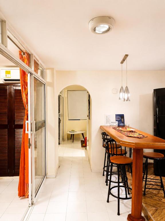 a kitchen and dining room with a table and chairs at Apartment Angeluz in San Andrés
