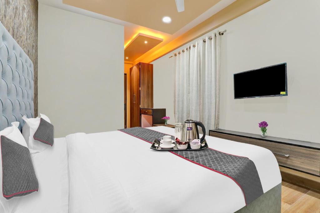 a hotel room with a bed and a tv at Super Collection O Hotel Blueline in Juhi Bari