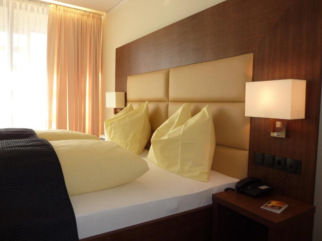 Letto o letti in una camera di Sonne 1806 - Hotel am Campus Dornbirn