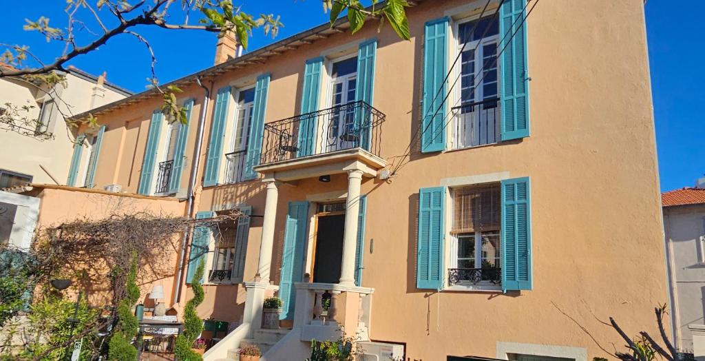 Large 4BR Cannes Villa w Private Garden